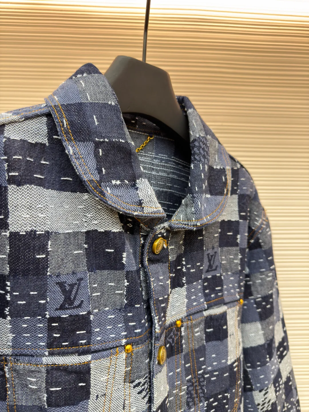 LOUIS VUITTON ●Description: Using denim fabric to create a standard version, the Damier jacquard texture pattern is presented through exquisite splicing technology, showing Nigo's deep understanding of Japanese traditional craftsmanship. The design cleverly combines workwear elements with modern aesthetics. The curved collar line is smooth and elegant, perfectly balanced with the overall silhouette. The details are embellished with shiny domed metal buttons and rivets, adding sophistication to the overall look. Adjustable straps at the back waist ensure comfort. The overall wiring is straight and delicate, the fabric is comfortable and soft, and the color is consistent without color difference. It can be matched with the same style to create a fashionable look and control various occasions. Customized accessories, complete with three standards, same style for men and women!